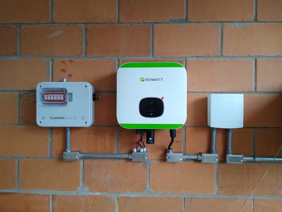 Inversor e quadros elétricos instalados pela InstalCamp.