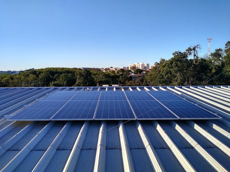 Painéis solares instalados sobre cobertura metálica.