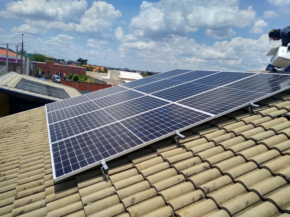 Painéis solares instalados pela InstalCamp sobre telhas claras.